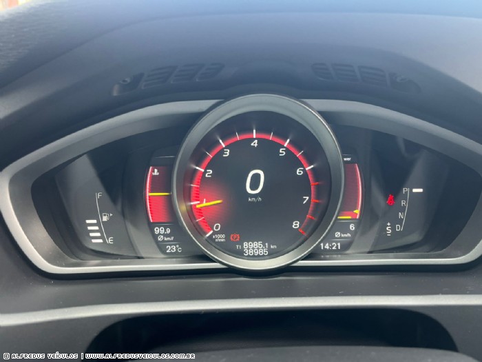 Volvo V40 2.0 T4 MOMENTUM  2018/2019